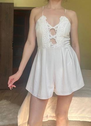 Стильный изысканный кружевной комбинезон ромпер