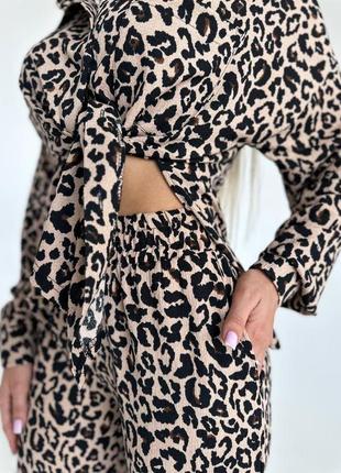 Женский брючный легкий стильный леопардовый костюм двойка рубашка и штаны на лето весну ткань креп жатка2 фото