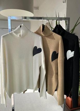 Женские теплые свитера с кожаным сердцем молочный / бежевый / черный / зеленый / серый