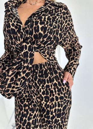 Женский брючный легкий стильный леопардовый костюм двойка рубашка и штаны на лето весну ткань креп жатка6 фото