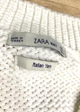 Стильный свитер zara комбинированной вязки с разрезами по бокам и вырезом для пальчиков10 фото