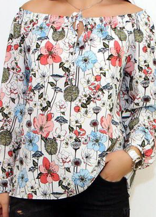 Очень красивая и стильная брендовая блузка в цветах.