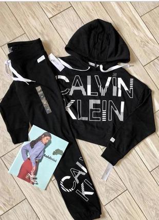 Жіночі оригінальні спортивні костюми calvin klein