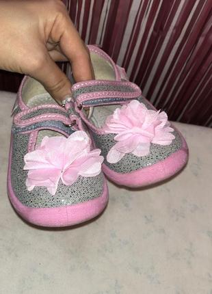 Розовые, серые туфли с цветком, на липучке,новые(идеальное состояние)1 фото