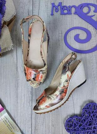 Женские босоножки lottini лакированая кожа с цветочным принтом на танкетке размер 35