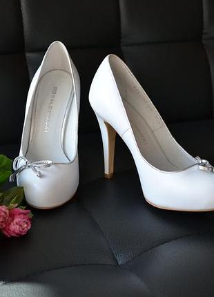 Весільні білі туфлі на платформі baldowski