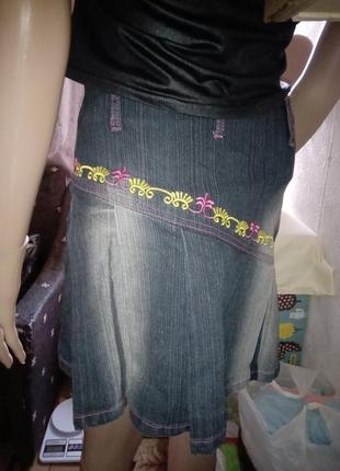 Джинсовая юбка в складку с вышивкой распродажа3 фото