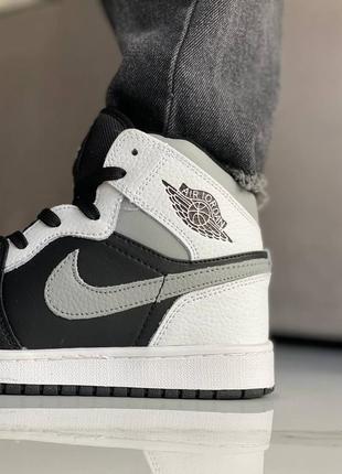 Жіночі кросівки nike air jordan 1 retro mid black white grey shadow знижка sale | smb6 фото