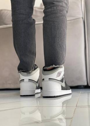 Жіночі кросівки nike air jordan 1 retro mid black white grey shadow знижка sale | smb7 фото