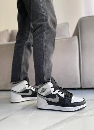 Жіночі кросівки nike air jordan 1 retro mid black white grey shadow знижка sale | smb3 фото