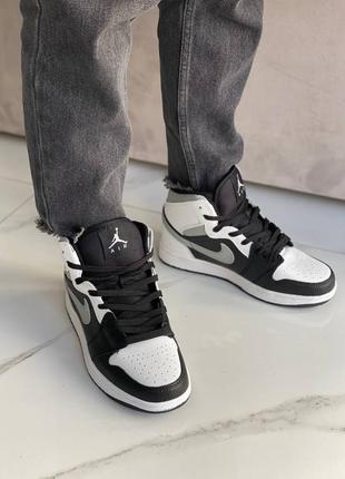 Жіночі кросівки nike air jordan 1 retro mid black white grey shadow знижка sale | smb8 фото