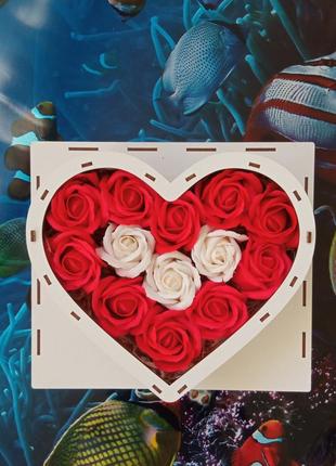 Подарочный набор бокс kinder любимой в деревянной коробке шкатулка сердце с розами4 фото