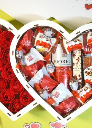 Великий подарунковий набір бокс коханій в дерев'яній коробці серце з червоними трояндами1 фото