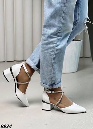 Удобные белые женские туфли