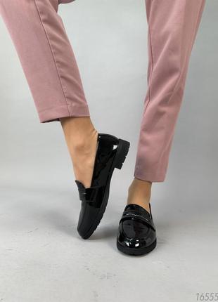Чорні лаковані лакові класичні туфлі лофери лак10 фото