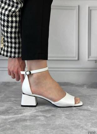 Женские белые босоножки на квадратных невысоких каблуках