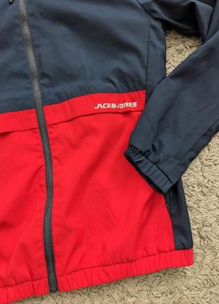 Куртка ветровка jack &amp; jones

barton light, size l (маломерит на м/s), состояние новой вещи, плечи 46 подмышки 55 рукав 67 длина 723 фото
