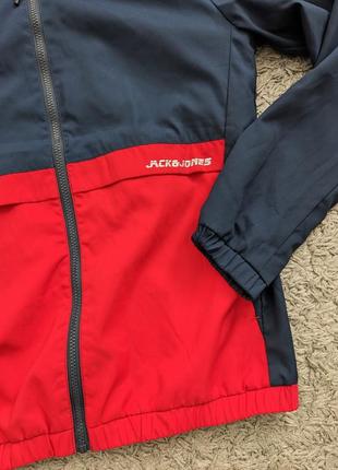 Куртка вітровка jack & jones

barton light, size l(маломірить на м/s), стан нової речі, плечі 46 підпахви 55 рукав 67 довжина 723 фото