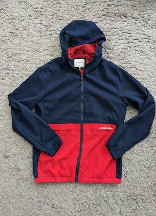 Куртка ветровка jack & jones

barton light, size l (маломерит на м/s), состояние новой вещи, плечи 46 подмышки 55 рукав 67 длина 72