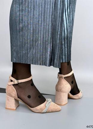 Модные женские бежевые туфли