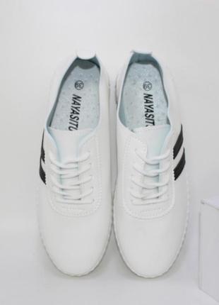 Білі кеди на шнурках із двома чорними смужками6 фото