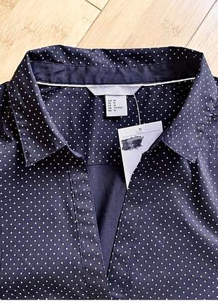 Чорна приталена сорочка в крапочку