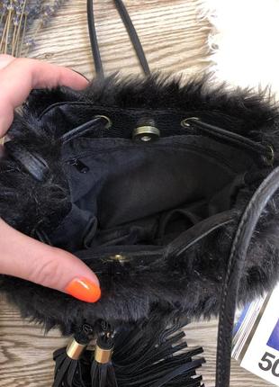 Чорна смушева сумка-кроссбоди з пензликами3 фото