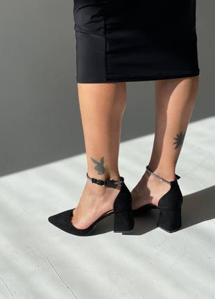 Черные туфельки из эко- замши с ремешком в стразах, на удобном широком каблуке6 фото