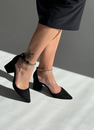 Черные туфельки из эко- замши с ремешком в стразах, на удобном широком каблуке9 фото