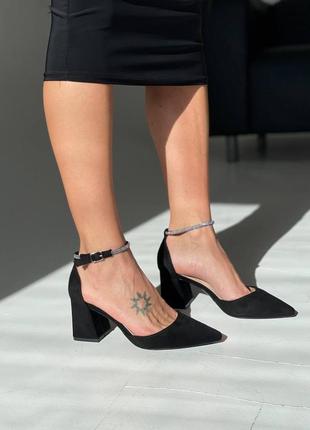 Черные туфельки из эко- замши с ремешком в стразах, на удобном широком каблуке4 фото