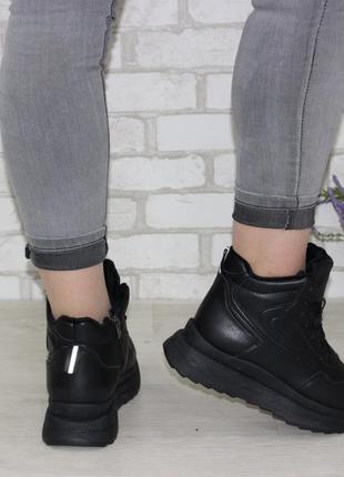 Жіночі зимові спортивні чорні черевики на хутрі чорний4 фото