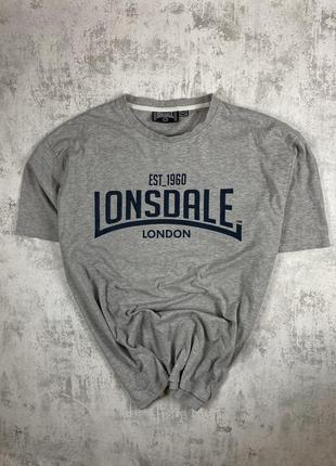 Стильная серая футболка lonsdale с крупным синим принтом - твой идеальный образ!1 фото