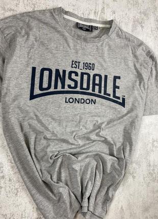 Стильная серая футболка lonsdale с крупным синим принтом - твой идеальный образ!5 фото