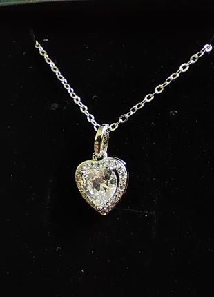 Серебрянная цепь с прозрачным коисталом в виде сердца.2 фото