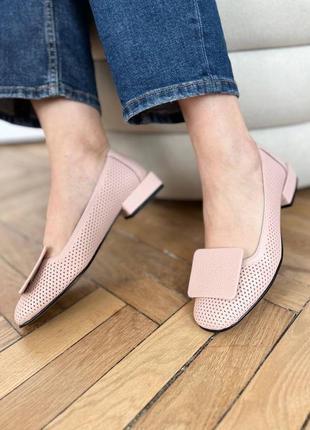 Кожаные женские туфли с перфорацией на низких каблуках из натуральной кожи2 фото