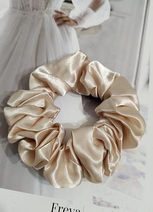 Резинка для волос бежевая светлая нумка атласная шелковая объемная