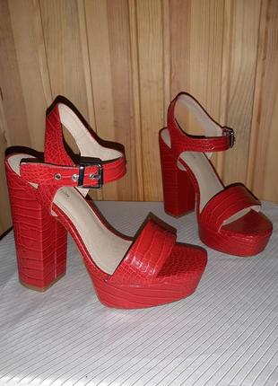 Красные босоножки на высоком каблуке и толстой подошве для стриппластики и пилатеса1 фото