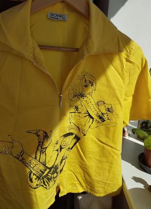 Блуза тенниска цвета солнца стрейчевая с принтом и стразами1 фото