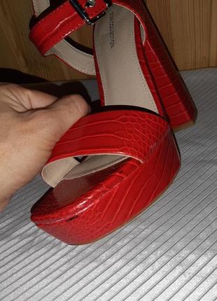 Красные босоножки на высоком каблуке и толстой подошве для стриппластики и пилатеса10 фото