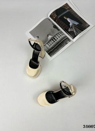 Трендовые бежевые атласные туфли братец версачет на высоком каблуке платформе с квадратным носиком9 фото