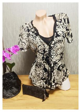 Красивая блуза женская кофточка под шифон на подкладке 
небольшой размер. 
цвет черный с молочным. 
состояние очень хорошее, без дефектов.3 фото