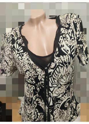 Красивая блуза женская кофточка под шифон на подкладке 
небольшой размер. 
цвет черный с молочным. 
состояние очень хорошее, без дефектов.4 фото