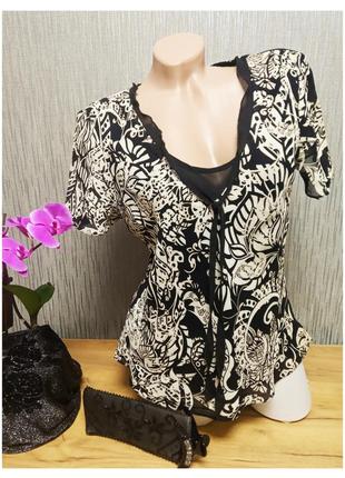 Красивая блуза женская кофточка под шифон на подкладке 
небольшой размер. 
цвет черный с молочным. 
состояние очень хорошее, без дефектов.2 фото