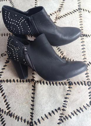 Новые качественные стильные ботинки