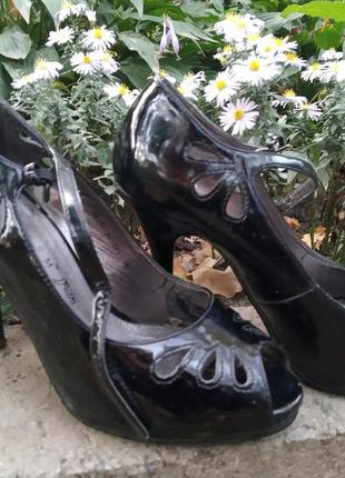 Лаковые туфли удобная шпилька blossem кожа средний каблук классика5 фото
