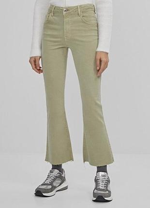 Фисташковые джинсы клеш bershka