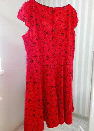 Ярко красное платье с принтом5 фото