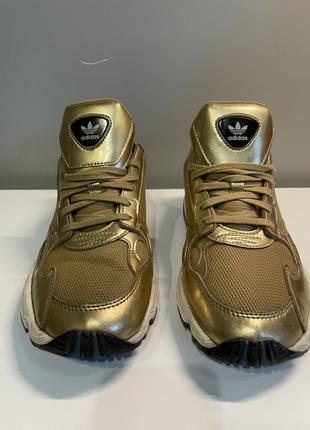 Золотые кроссовки adidas