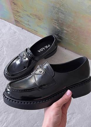 Женские лоферы черные в стиле prada black brushed leather loafers4 фото