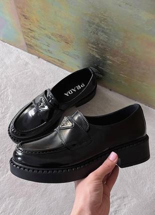 Женские лоферы черные в стиле prada black brushed leather loafers2 фото